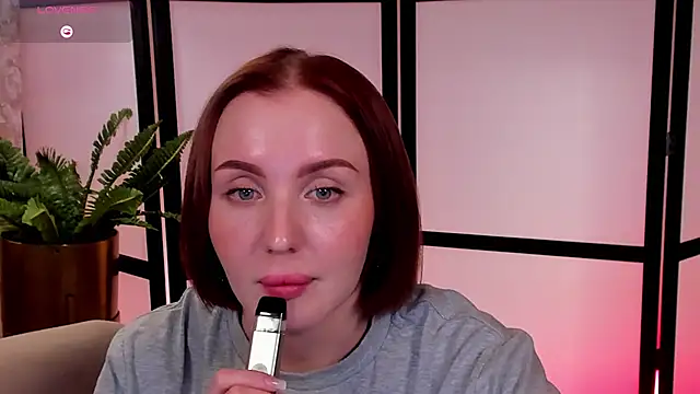 LianaFordのライブXXXチャット