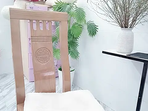 Lyly-2k5のライブXXXチャット