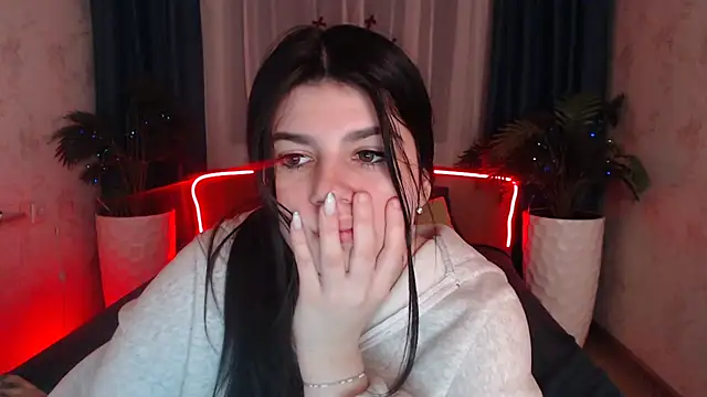 KisaModel Adlı Modelin Canlı XXX Sohbeti