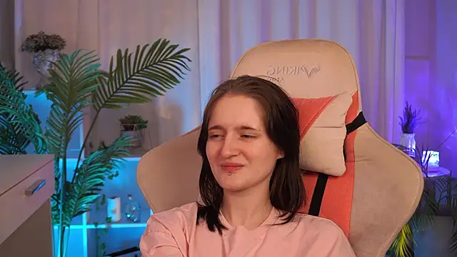 EffieLilium Adlı Modelin Canlı XXX Sohbeti