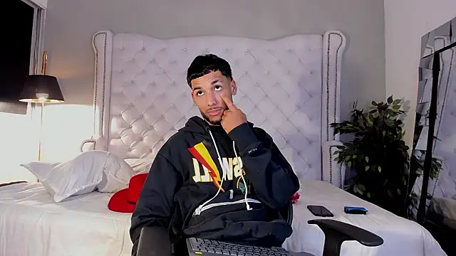 Thiagoferreti: διαδικτυακό σόου στην κάμερα