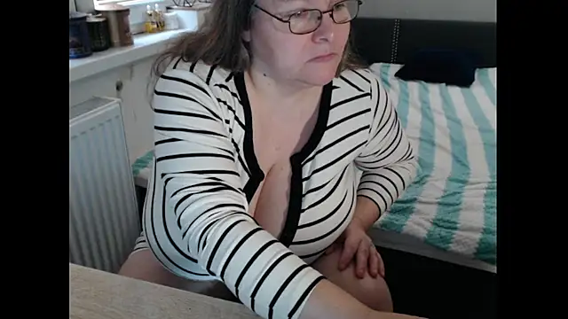 Pokazy przed kamerką – Sweetboobs