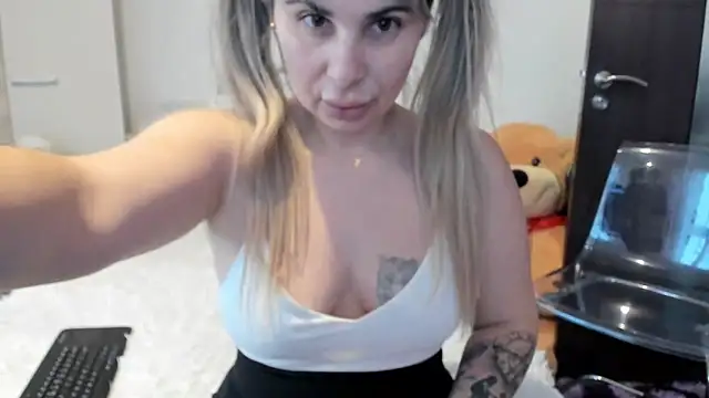 sweetemy4u élő XXX-chatje