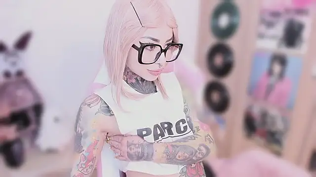 NikkiRamone 即時 XXX 聊天