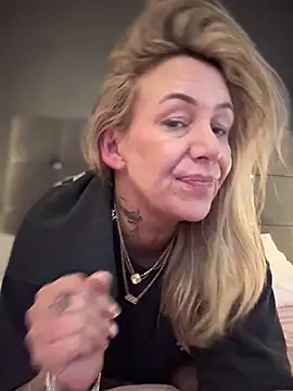 Show de blondebitch2 na webcam