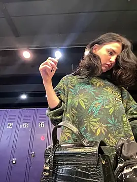 addictedtoari Show in webcam