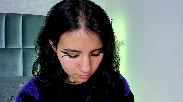 HollyPeach Chat XXX live