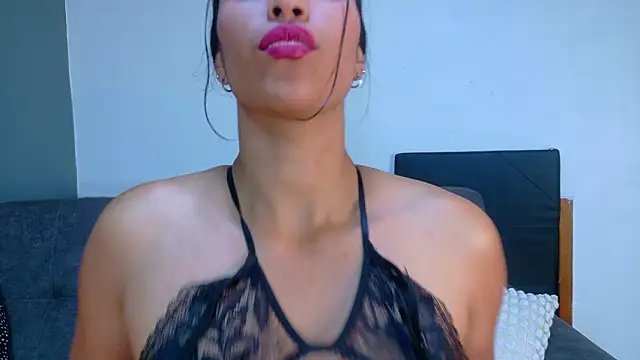 Pokazy przed kamerką – RiriiBrunette__