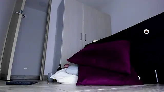 Skarleth69 Adlı Modelin Canlı XXX Sohbeti