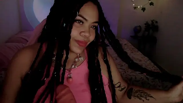 Juicy_elenxx: διαδικτυακό σόου στην κάμερα