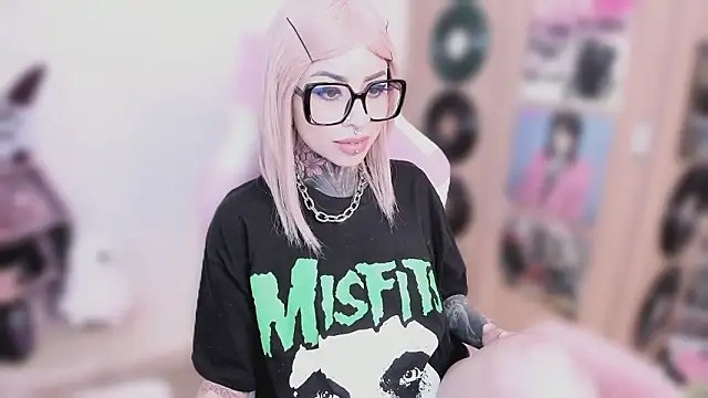 NikkiRamone: онлайн-секс-чат