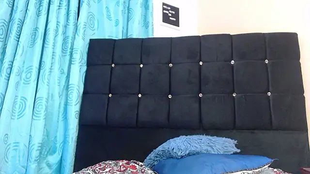 charlotte_brawn: διαδικτυακό σόου στην κάμερα