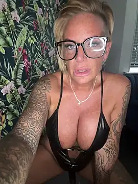 Big-Tits696969 élő XXX-chatje