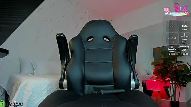 miss_tatiana_: διαδικτυακό σόου στην κάμερα