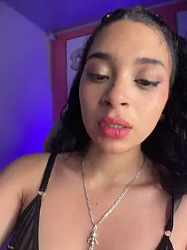 Sasha-18:  онлайн-секс-чат