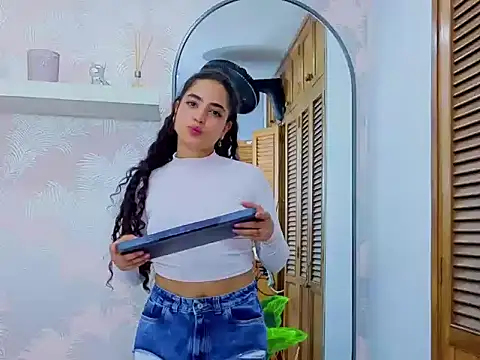 Emma_Thompssonn: онлайн-секс-чат