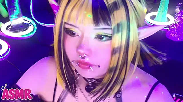 LaytonBox Adlı Modelin Canlı XXX Sohbeti