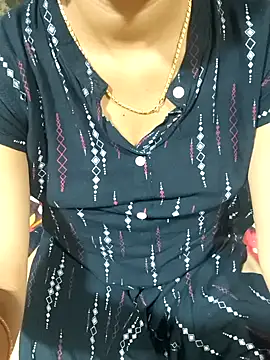 call_me_mouni099: διαδικτυακό σόου στην κάμερα