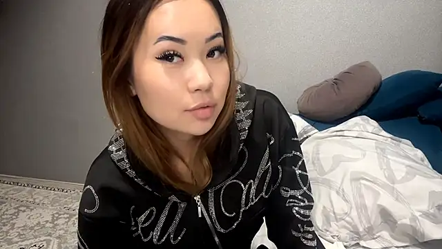 Ur_neighbor_Kira's Webcam Show