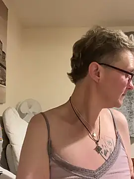 Chatroom XXX en direct de Curvy-Jinx