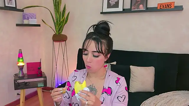 EmmyEvans1 Adlı Modelin Canlı XXX Sohbeti