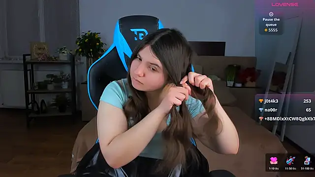 Viola__Shy élő XXX-chatje