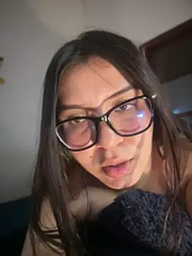 MatchedEyebrow Adlı Modelin Canlı XXX Sohbeti