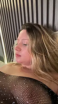 Онлайн чат XXX MiaPetit_