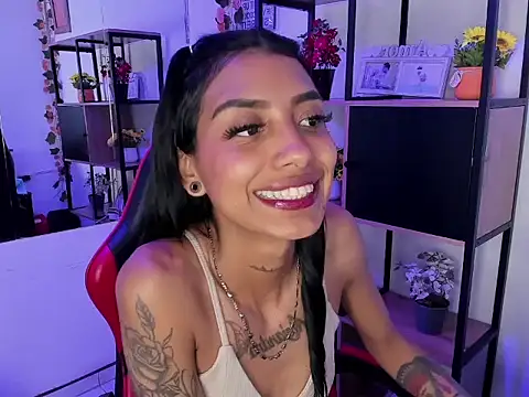 KarlaSlutSkinny__ élő XXX-chatje