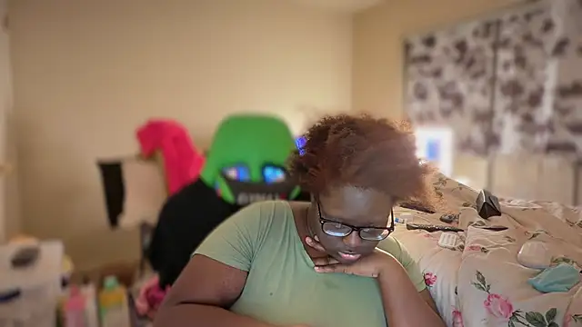 -Yagurlwest live XXX chat