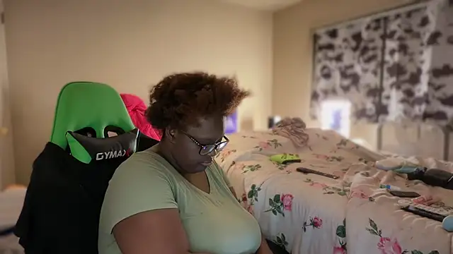 -Yagurlwest Chat XXX in diretta