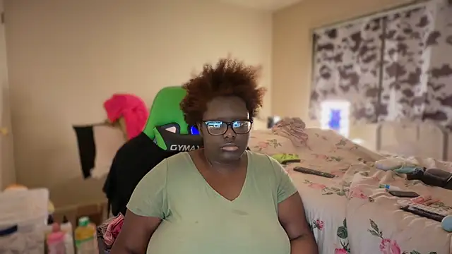 -Yagurlwest's Live XXX Chat