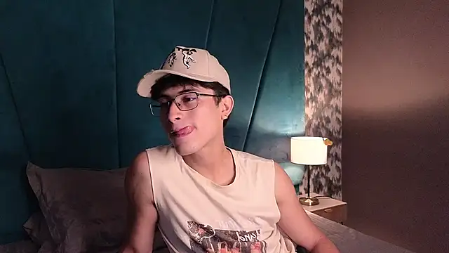 Онлайн чат XXX Aaron_Eze