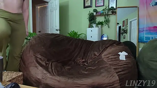 Show modela Linzy_19 na web-kameri