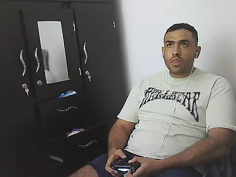 Онлайн чат XXX AlphaLatinoBear