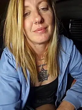 SheIsSomething Adlı Modelin Canlı XXX Sohbeti