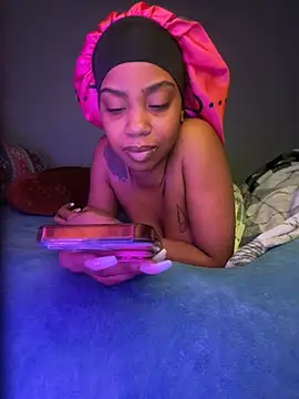 TheRealOshunQueen Show in webcam