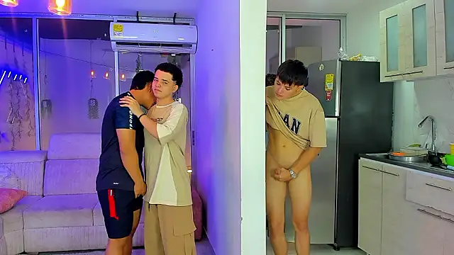 Houseofwarrios: διαδικτυακό σόου στην κάμερα