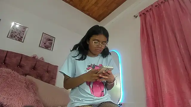 luna_velveth élő XXX-chatje