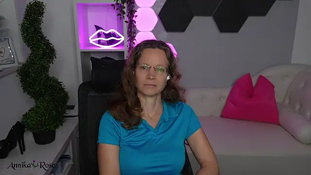 AnnikaRose Adlı Modelin Canlı XXX Sohbeti