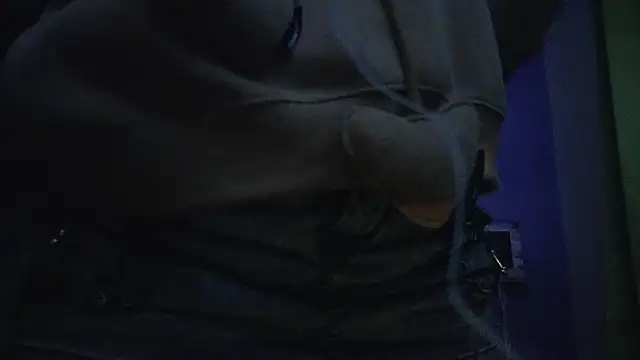 IsaBluee: διαδικτυακό σόου στην κάμερα