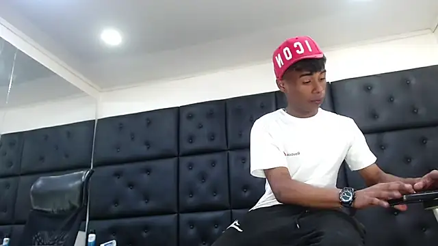 TonnyMarck: διαδικτυακό σόου στην κάμερα