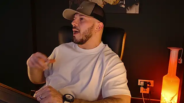 AngeloEric Show in webcam