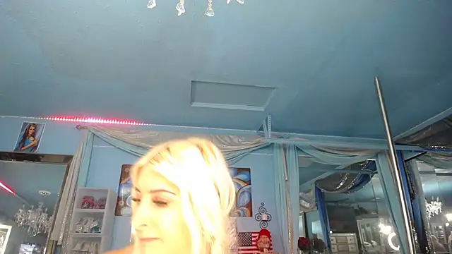 ADRIANNA_FOXのライブXXXチャット