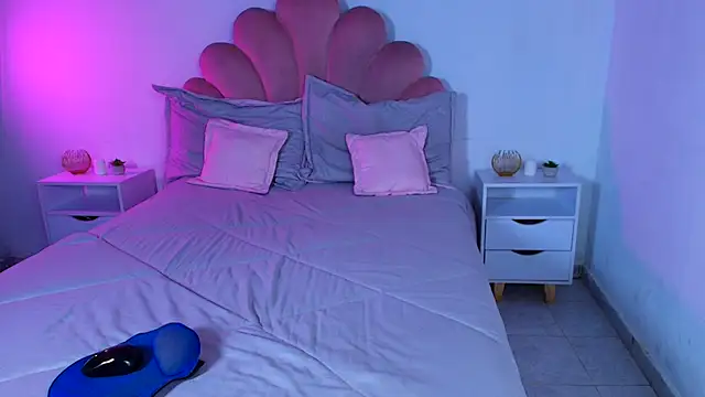 Chat +18 de MiaColucci18 ao vivo