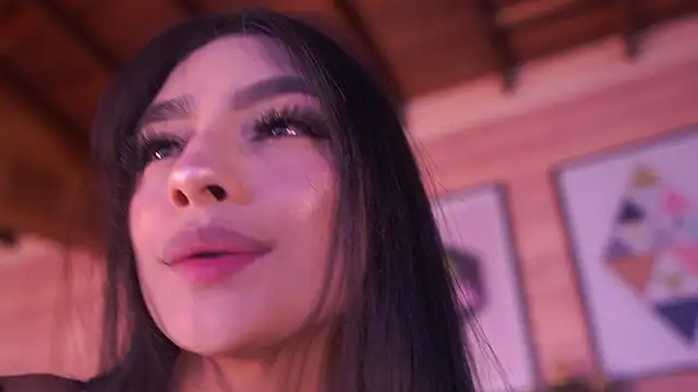 IzzyWild: онлайн-секс-чат