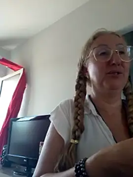 MILEIDE980: διαδικτυακό σόου στην κάμερα