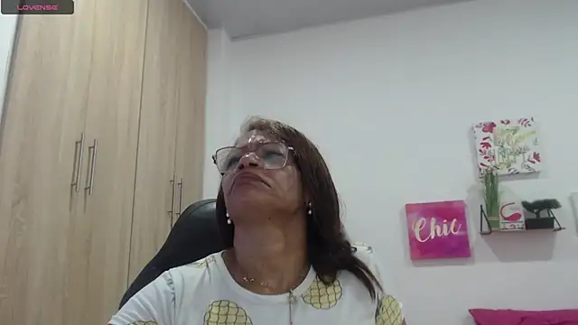 XXX chat uživo modela BustyMilf_