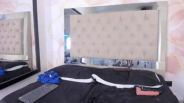 ainaah_ live XXX chat