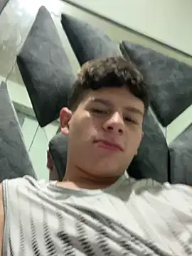 Andy12912 Show in webcam